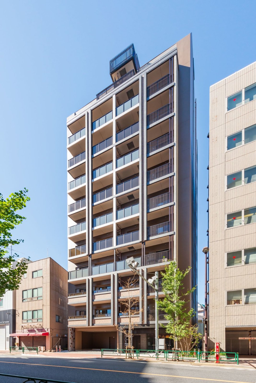 1．北東側外観 (2)