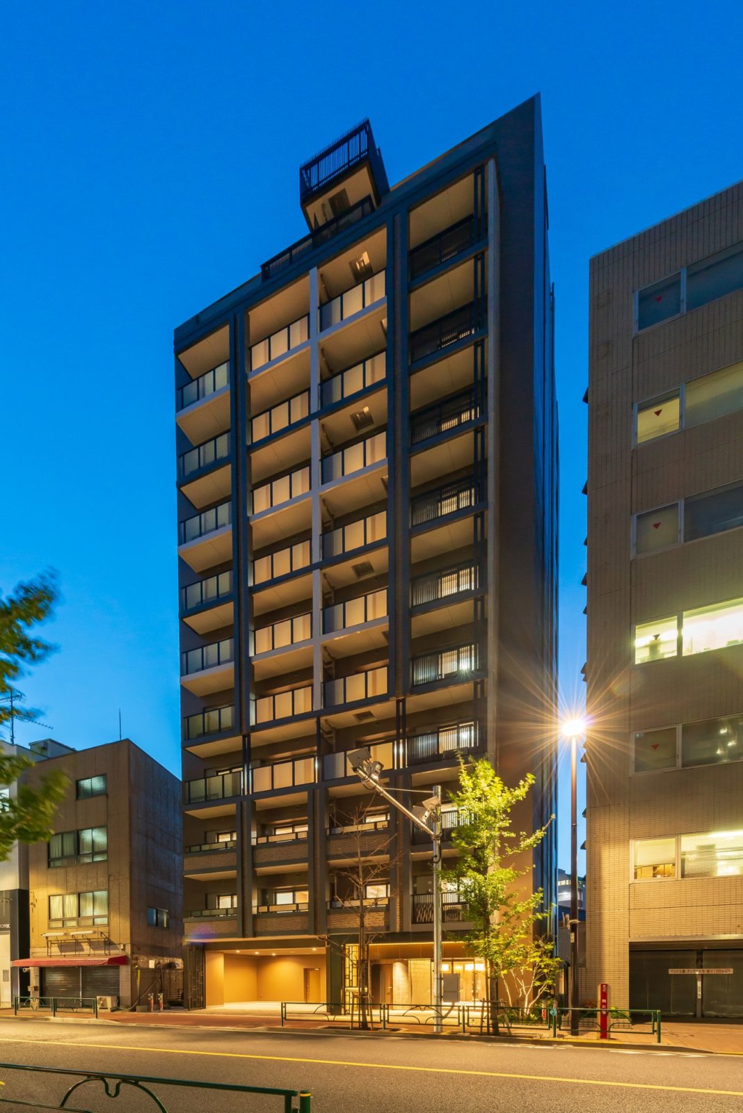 2．北東側外観（夕景）